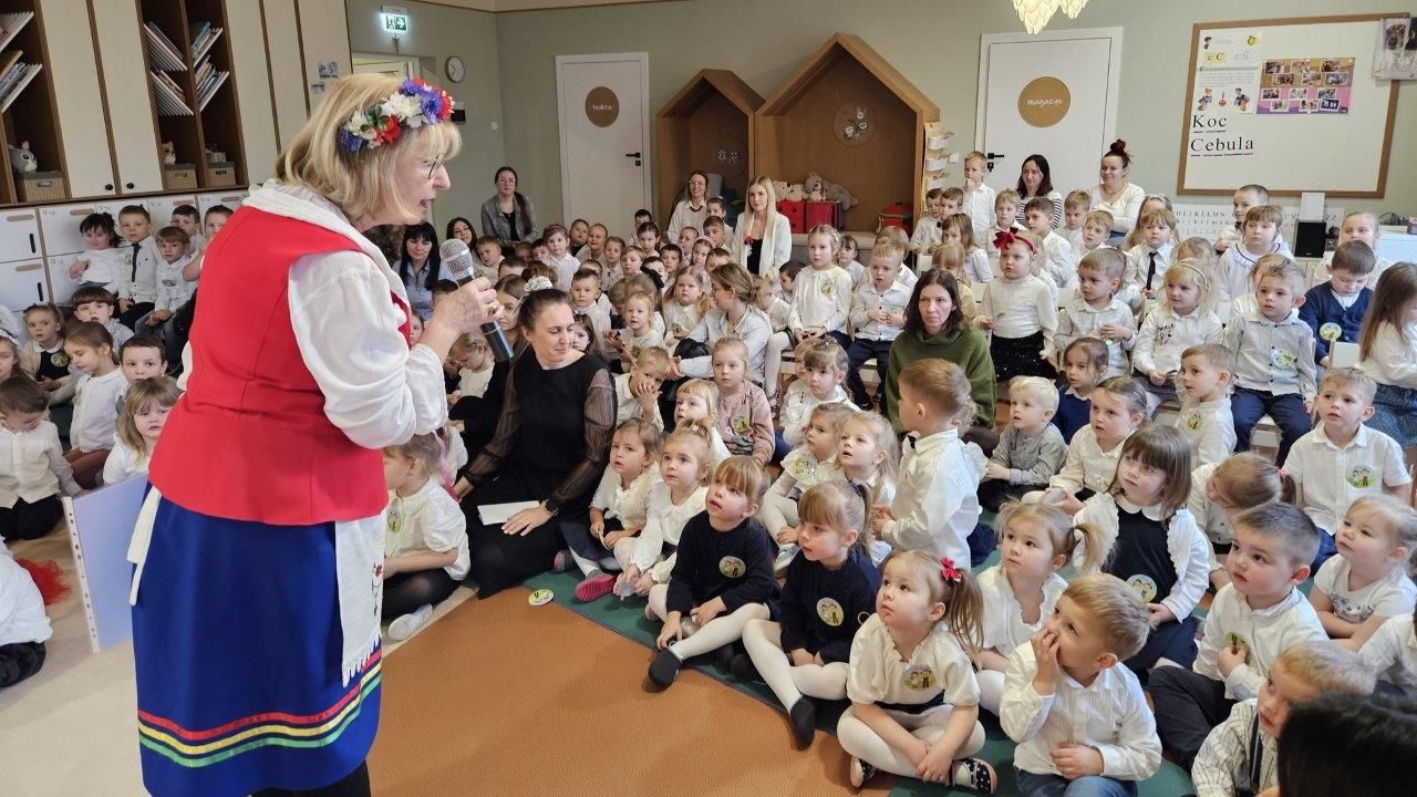 Malarka Elżbieta Pasterska z grupą dzieci z przedszkola w Zblewie