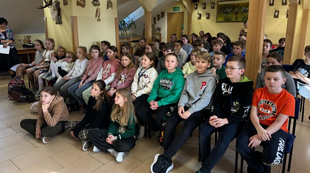 Grupa uczniów siedzi w sali konferencyjnej podczas podsumowania Dnia Kociewia