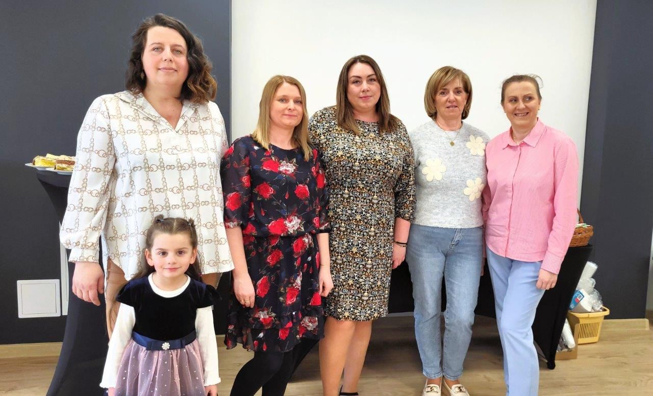 Grupa kobiet z Rady Rodziców szkoły w Bytoni