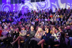 publiczność siedzaca na sali widowiskowej w Zblewie podczas koncertu Pectus