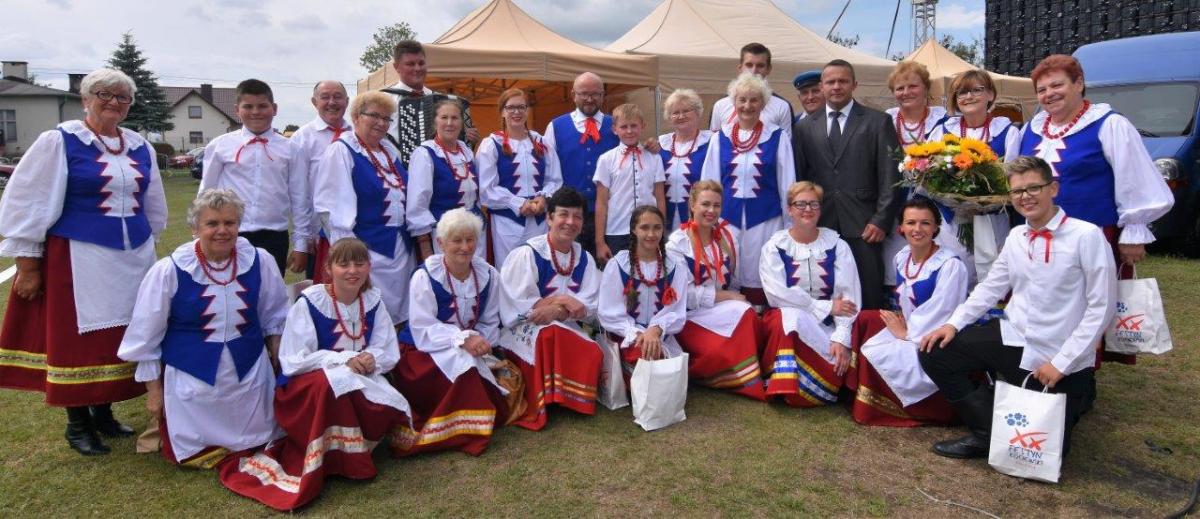 człnkowie zespołu Kociewska Familija w regionalnych strojach stoją wspólnie za sceną