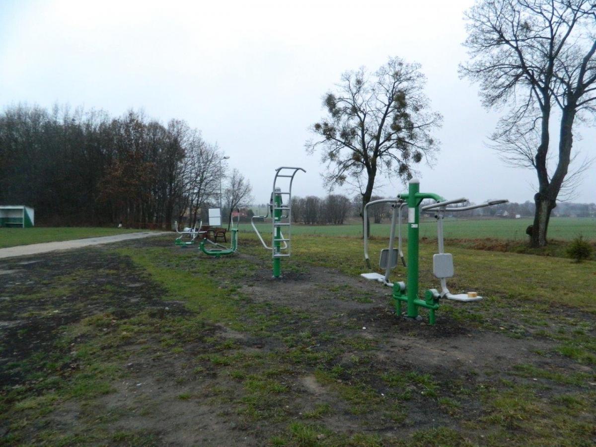 elementy siłowni zewnętrznej w plenerze