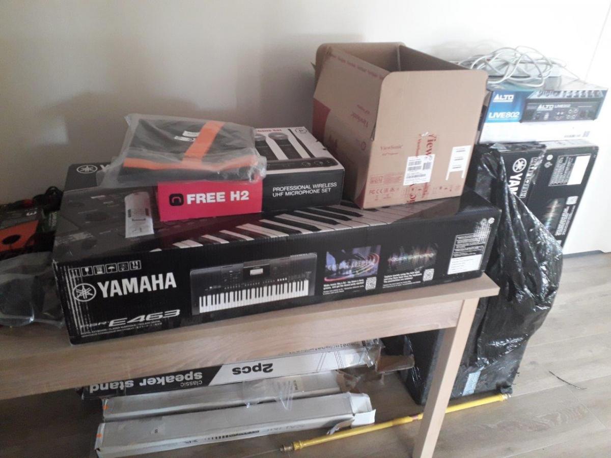 instrumenty muzyczne w opakowaniach
