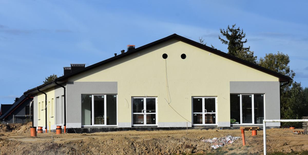 ściana boczna budynku nowej świetlicy wiejskiej w borzechowie