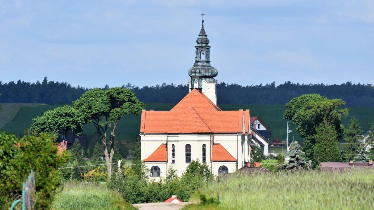 biała wieża i bryła kościoła w Pinczynie