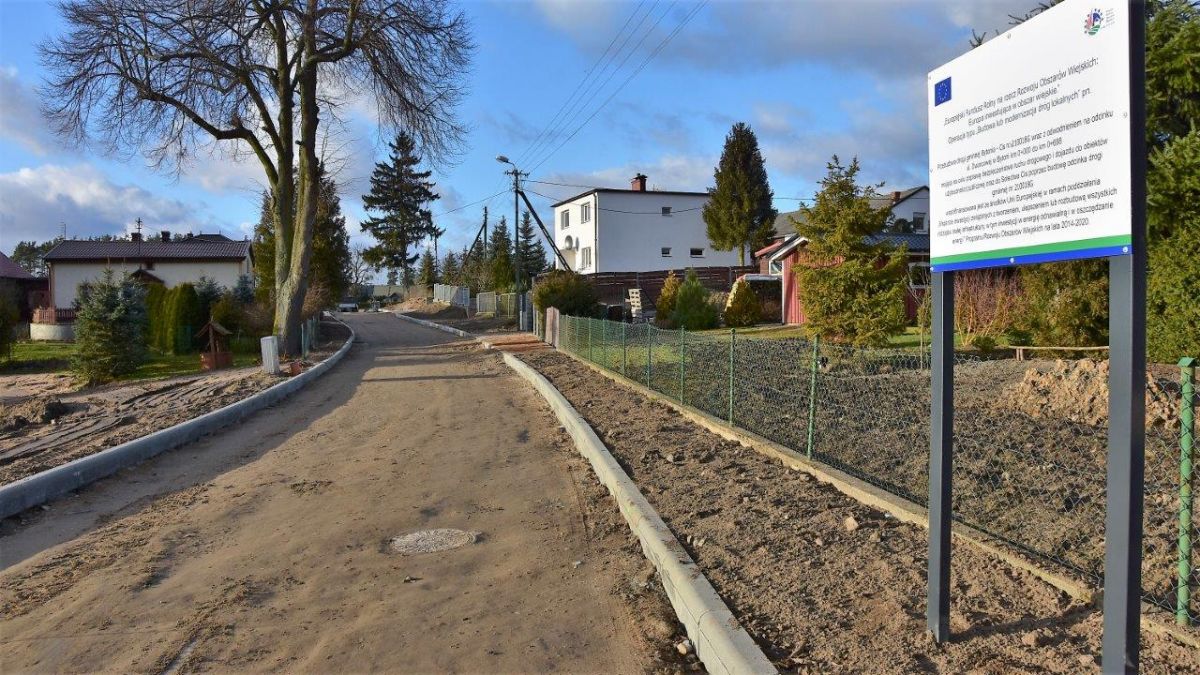 tablica promocyjna projektu na skraju nowo budowanej drogi w Bytoni