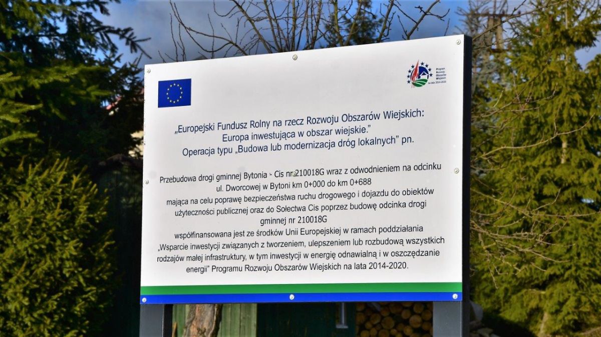 tablica promocyjna projektu na skraju nowo budowanej drogi w Bytoni