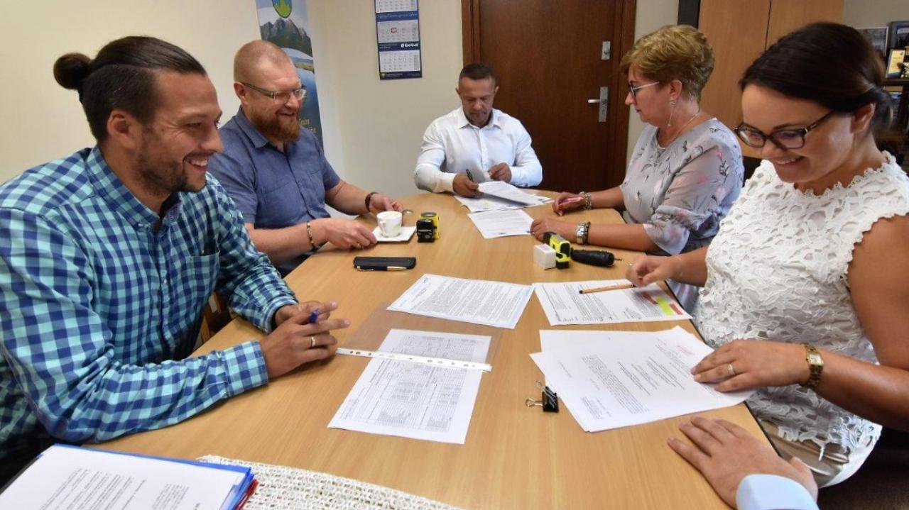 grupa ludzi przy stole z dokumentami - podpisanie umowy z firmą marbruk