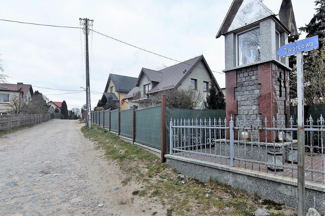 ulica dworcowa w bytoni - fragment drogi i zabudowa
