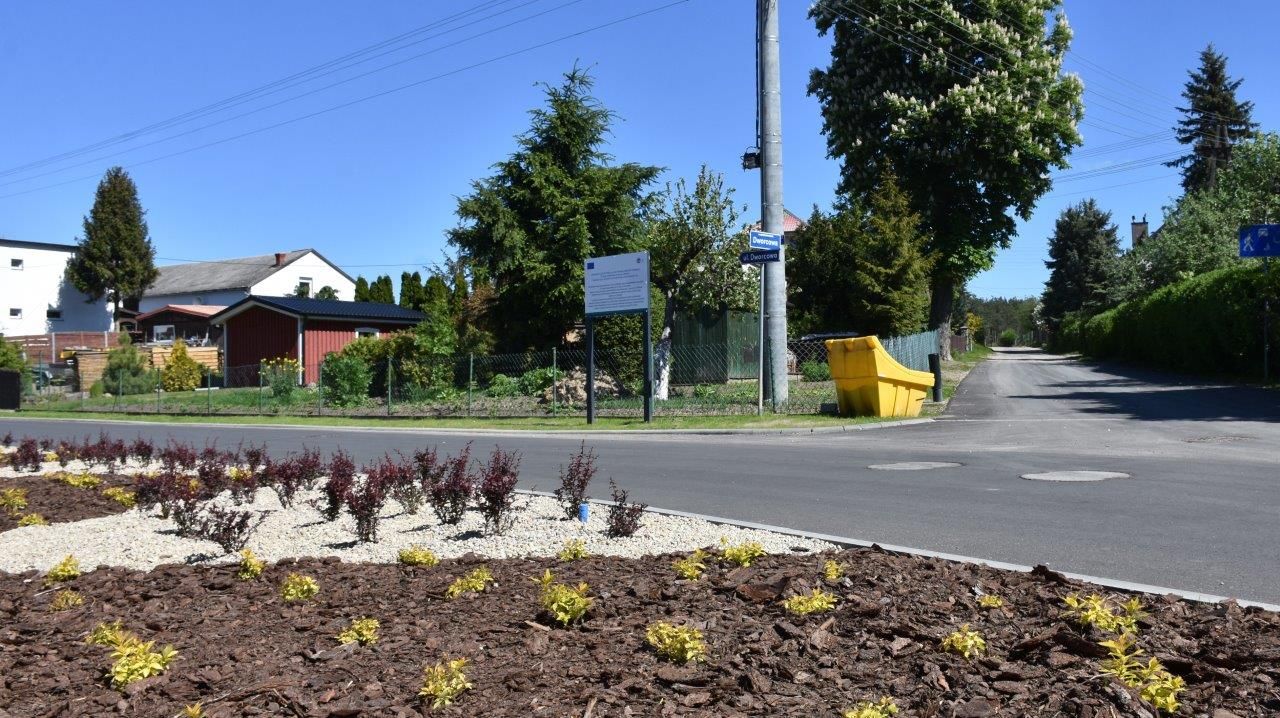 ulica dworcowa w bytoni z zagospodarowaną zielenią na poboczach