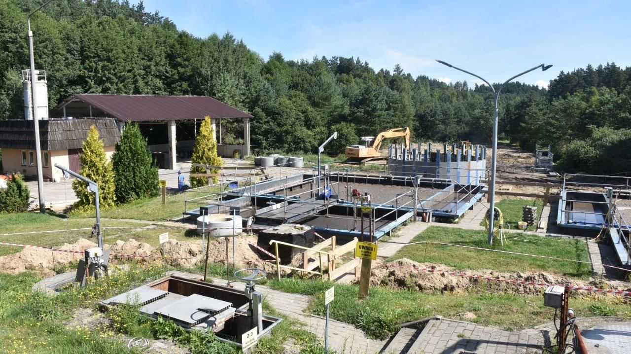 plac budowy oczyszczalni w zblewie, widoczne elementy zbiorników