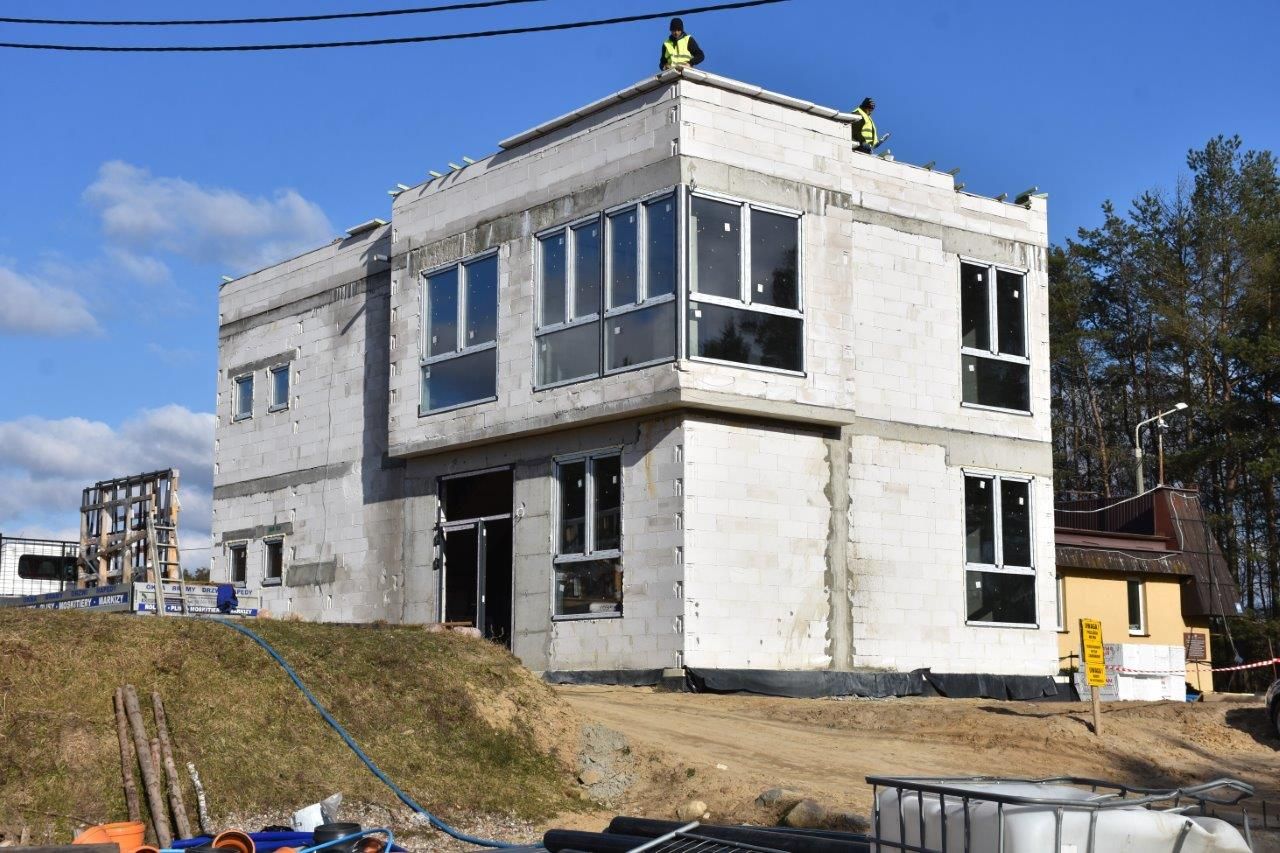 Trwa budowa nowego budynku administracyjno-socjalnego