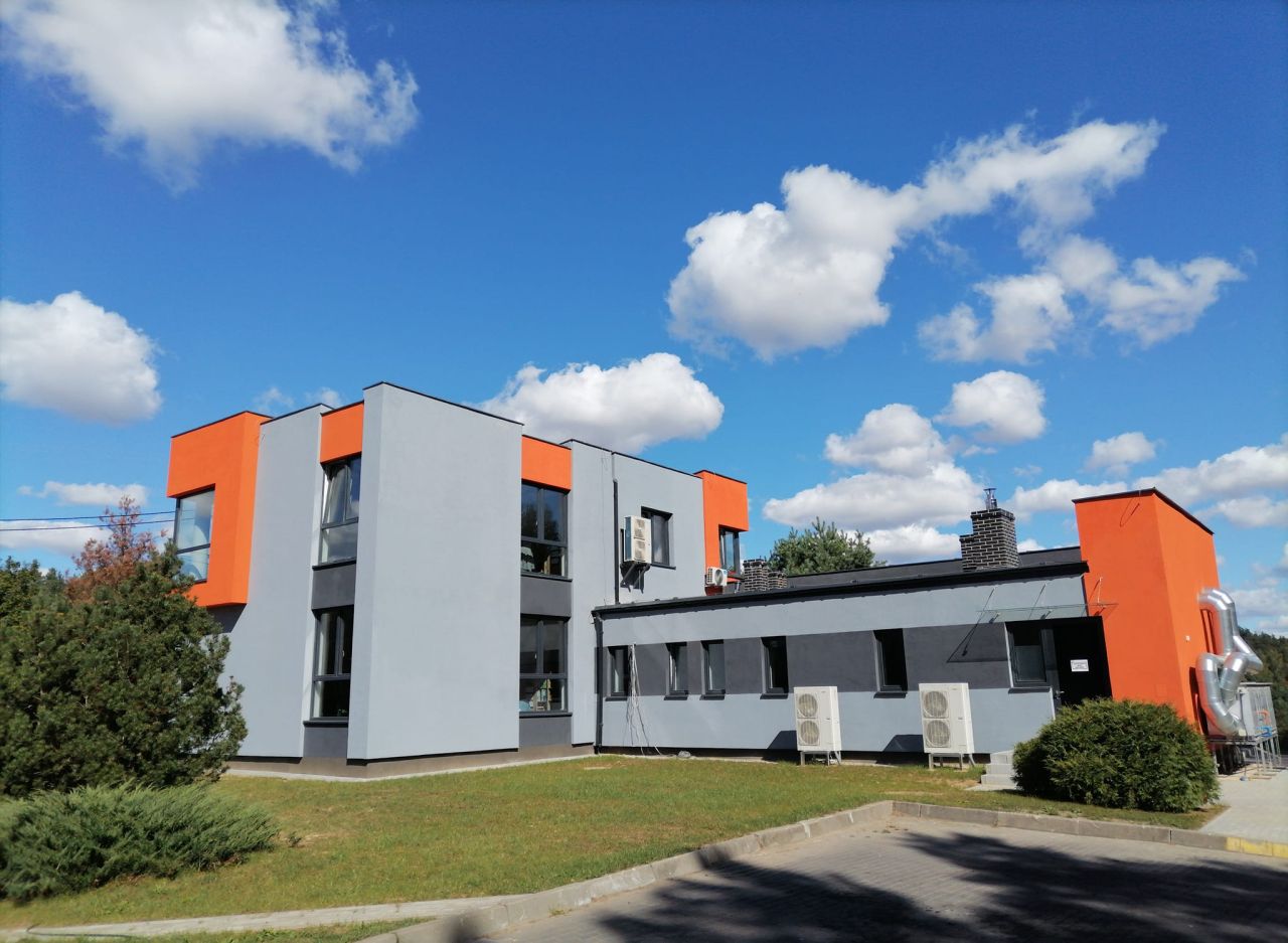 nowoczesny budynek zakładu komunalnego w Zblewie, bryła budynku w kolorze pomarańczowym