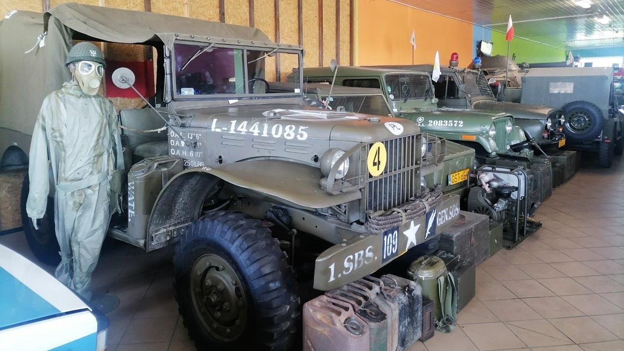 stare zabytkowe samochody stojące w hali muzeum w zblewie