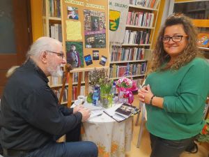 poeta i bibliotekarka na tlke ksiażek w bibliotece w zblewie