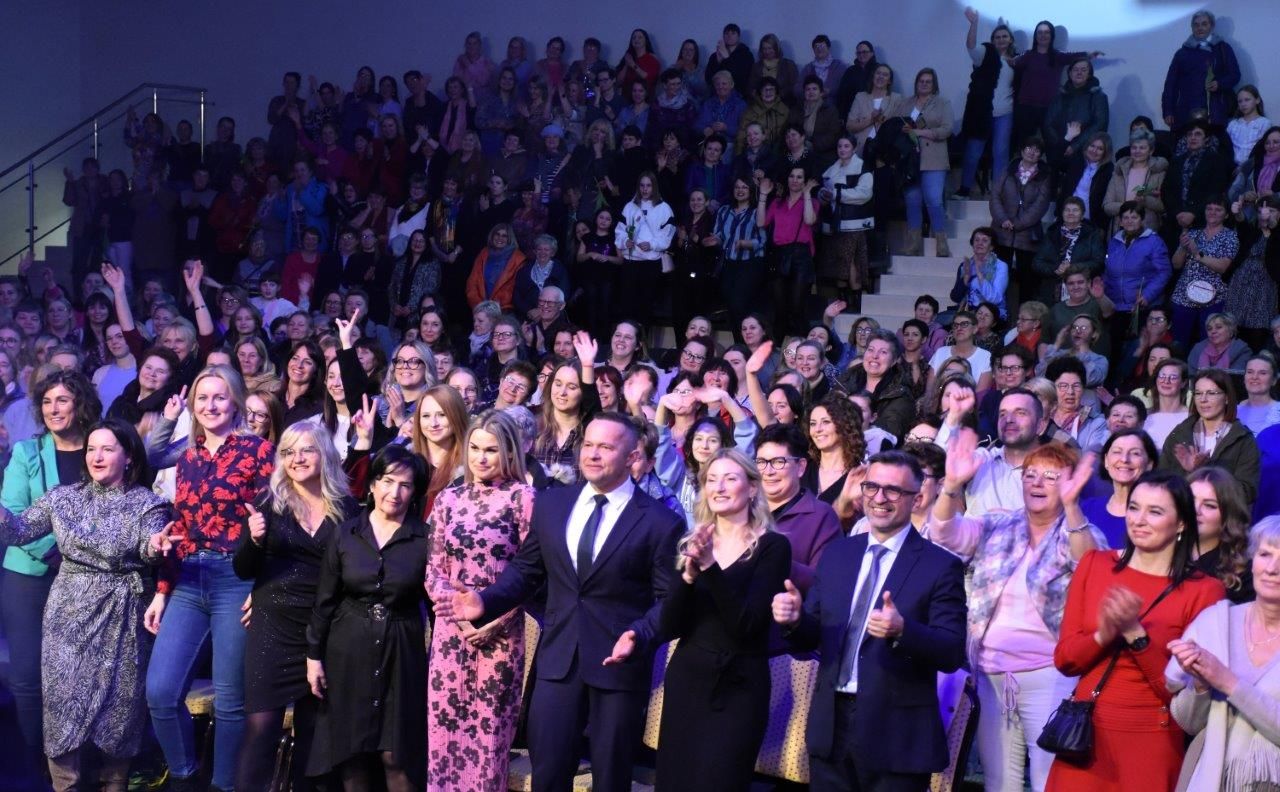 publiczność na sali widowiskowej w Zblewie podczas koncertu Pectus
