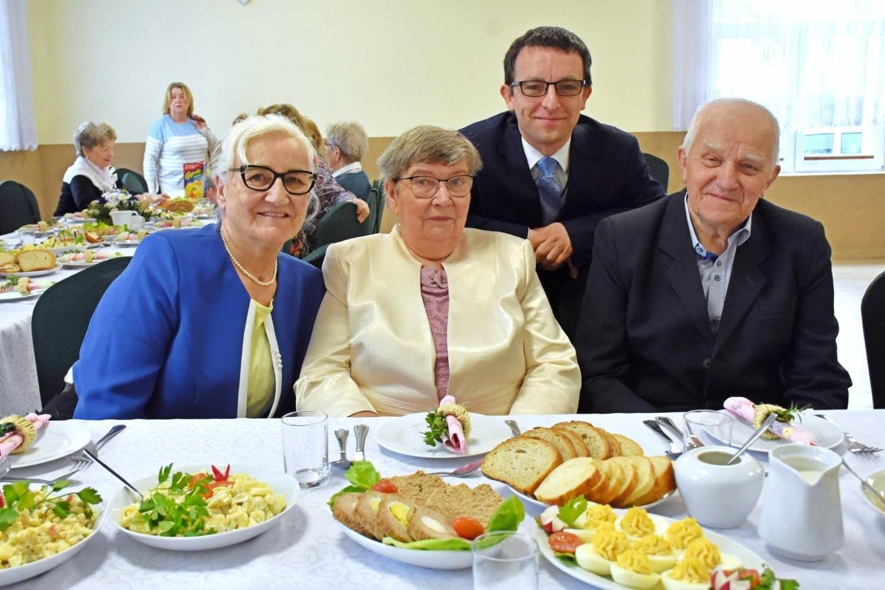 zdjęcie przedstawia uczestników śniadania wielkanocnego w pinczynie