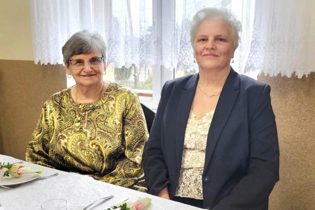 zdjęcie przedstawia dwie kobiety podczas śniadania wielkanocnego w pinczynie