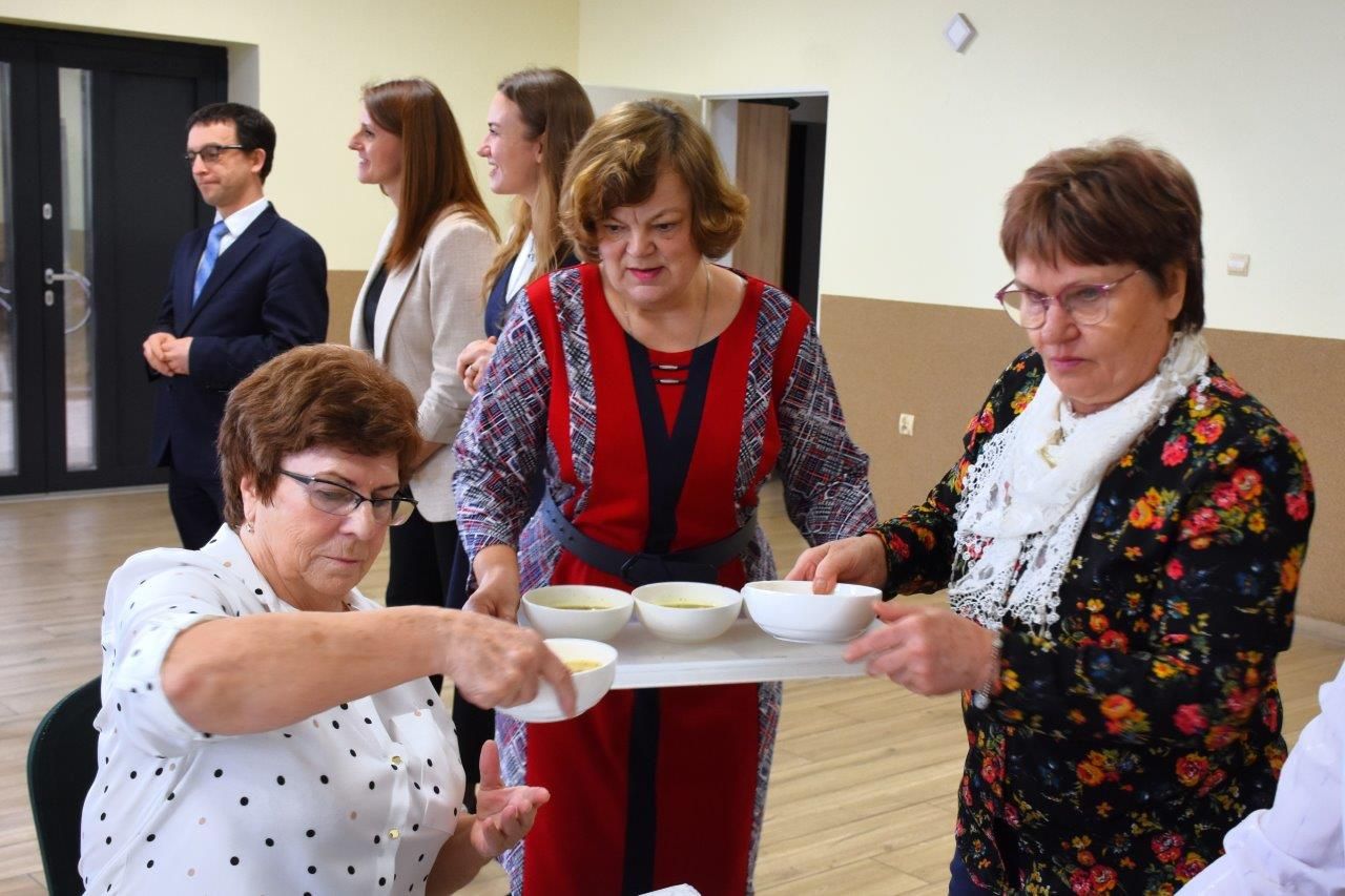 trzy kobiety z tacą i miseczkami