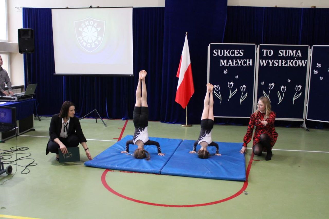 zdjęcie przedstawia dzieci ćwiczące na sali