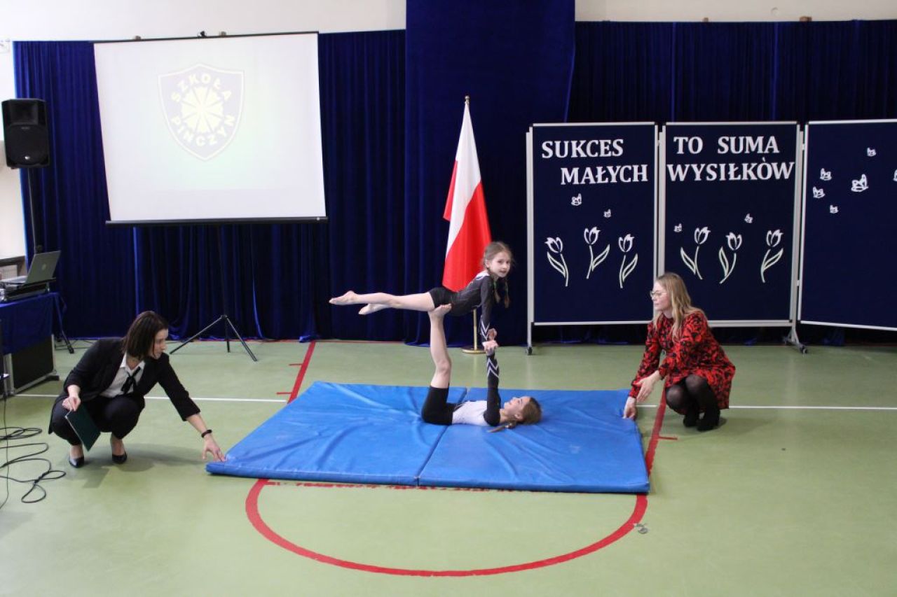 zdjęcie przedstawia dzieci ćwiczące na sali
