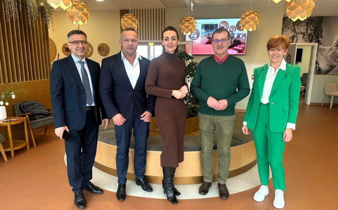 wojewoda pomorska z zwójtem oraz innymi uczestnikami spotkania w zblewie