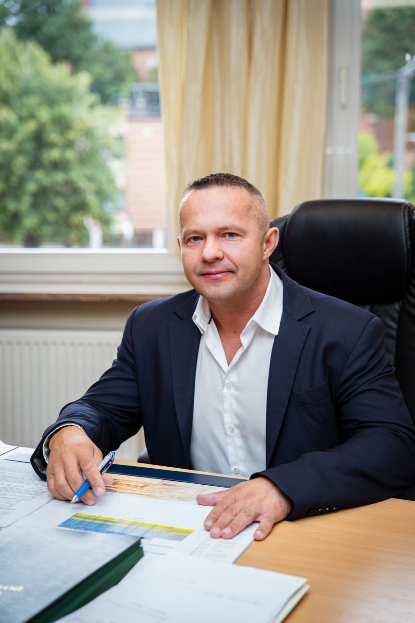 Wójt gminy Zblewo Artur Herold w gabinecie