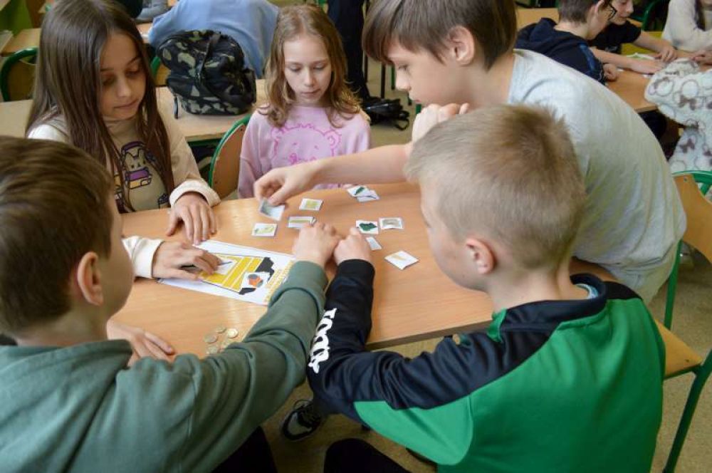 dzieci - uczestnicy akcji szkolnej pod nazwą Dzień Ziemi