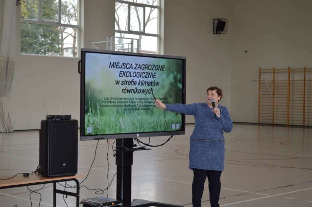 dzieci - uczestnicy akcji szkolnej pod nazwą Dzień Ziemi