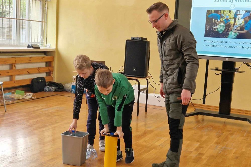 dzieci - uczestnicy akcji szkolnej pod nazwą Dzień Ziemi