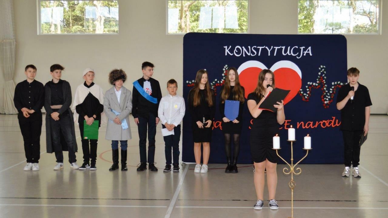 uczestnicy obchodów majowych świąt w szkole