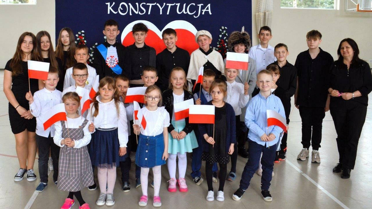 uczestnicy obchodów majowych świąt w szkole