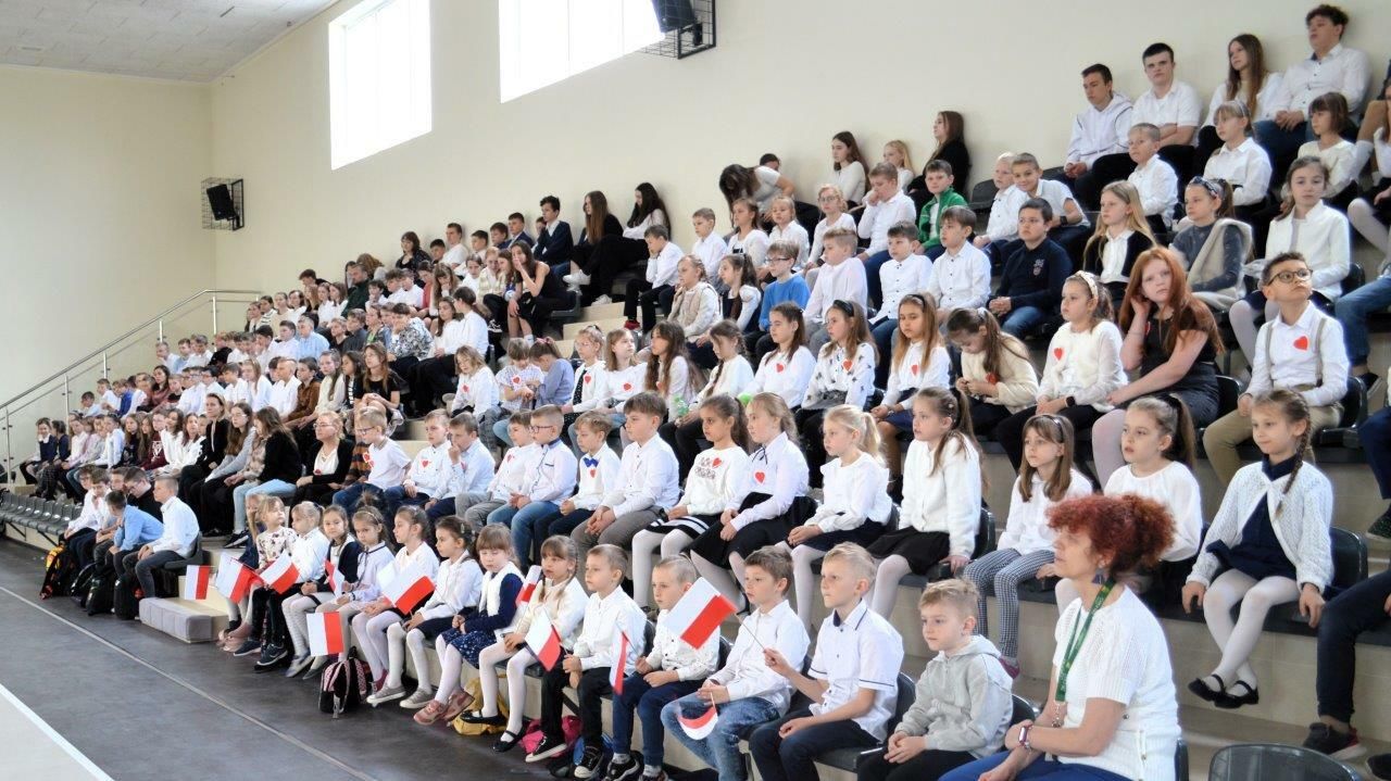 uczestnicy obchodów majowych świąt w szkole
