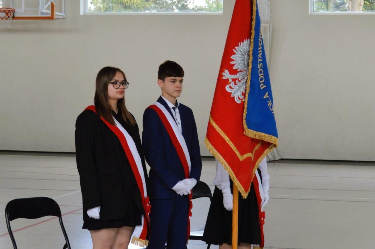 uczestnicy obchodów majowych świąt w szkole