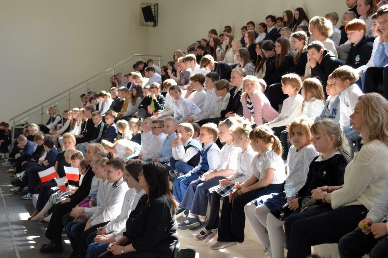 uczestnicy obchodów majowych świąt w szkole