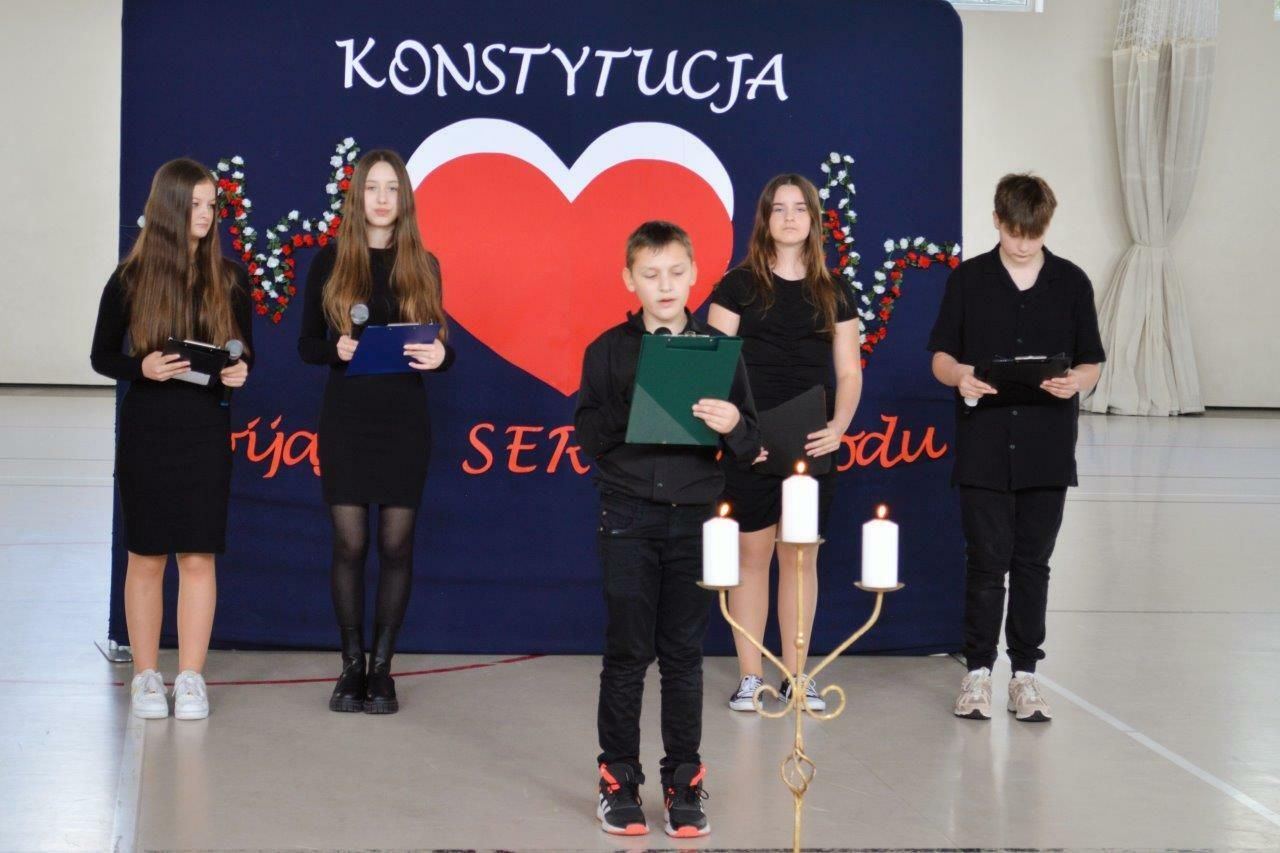 uczestnicy obchodów majowych świąt w szkole