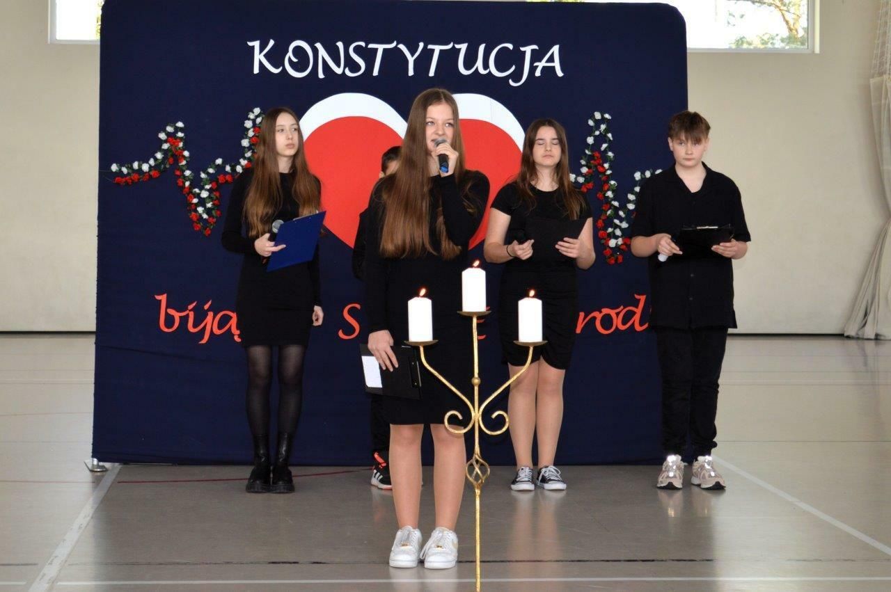 uczestnicy obchodów majowych świąt w szkole