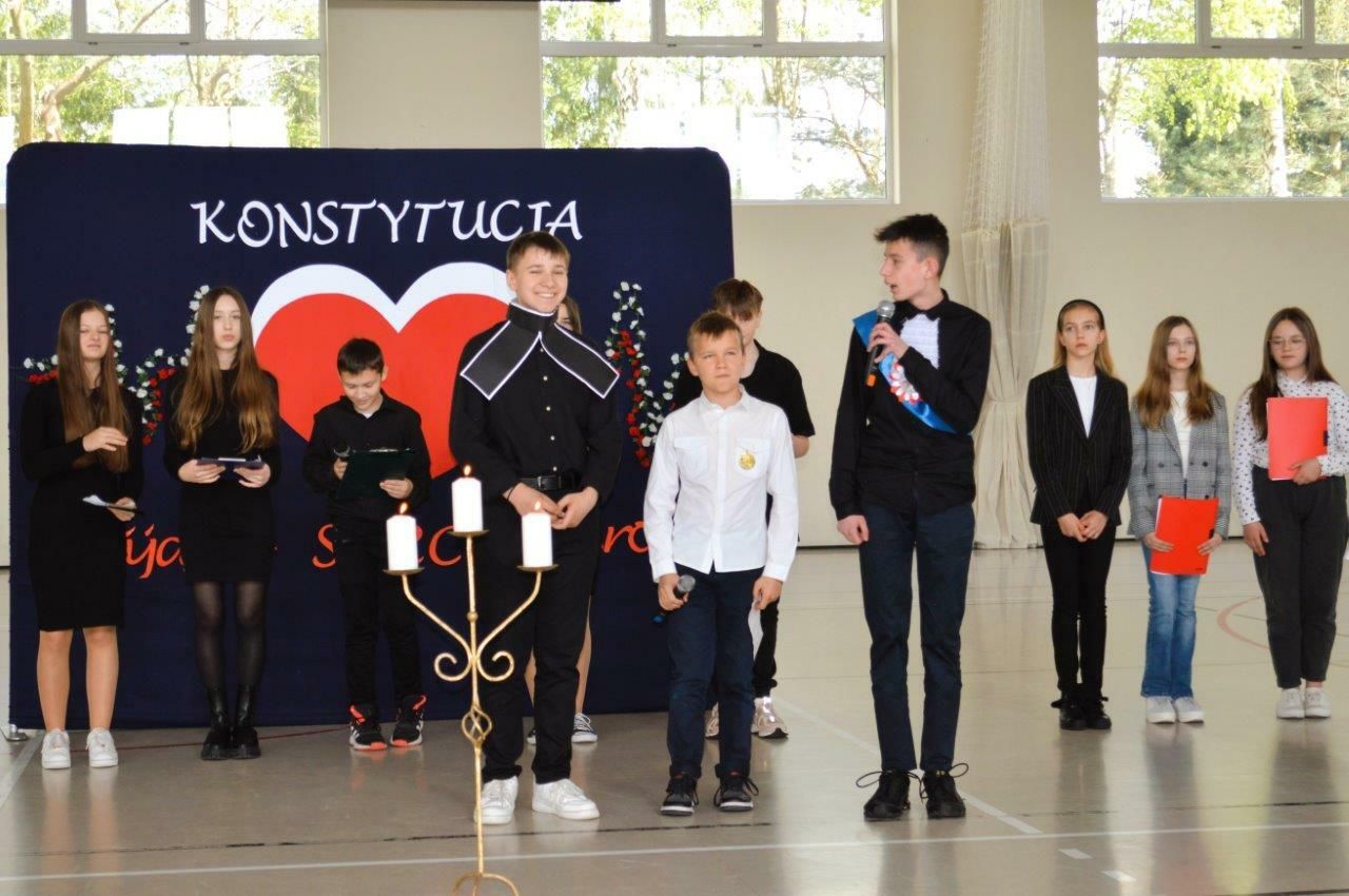 uczestnicy obchodów majowych świąt w szkole