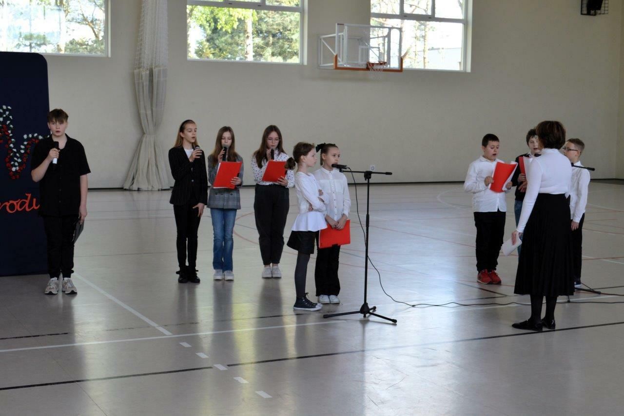 uczestnicy obchodów majowych świąt w szkole