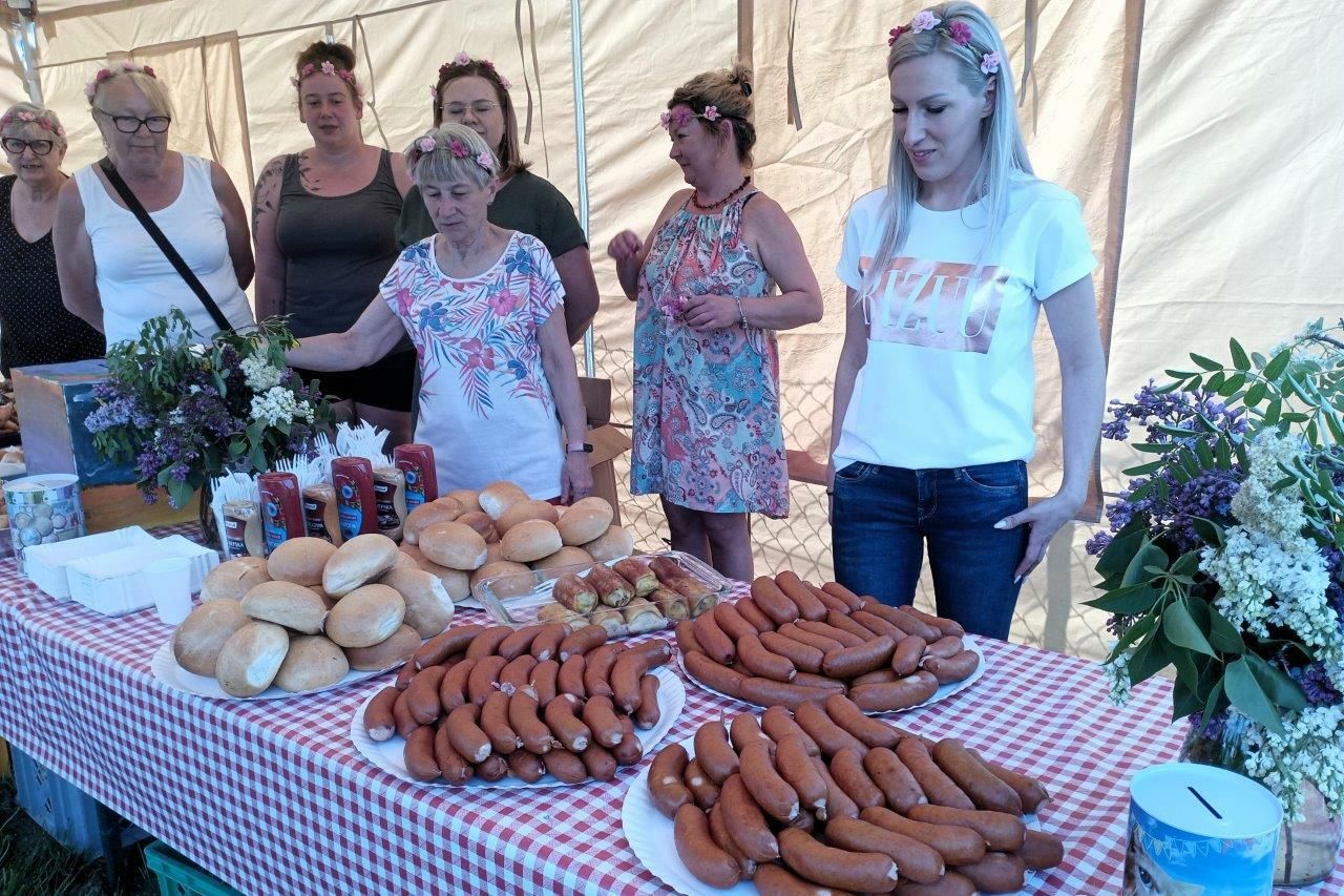 grupa ludzi bawiacych sie na festynie w cisie