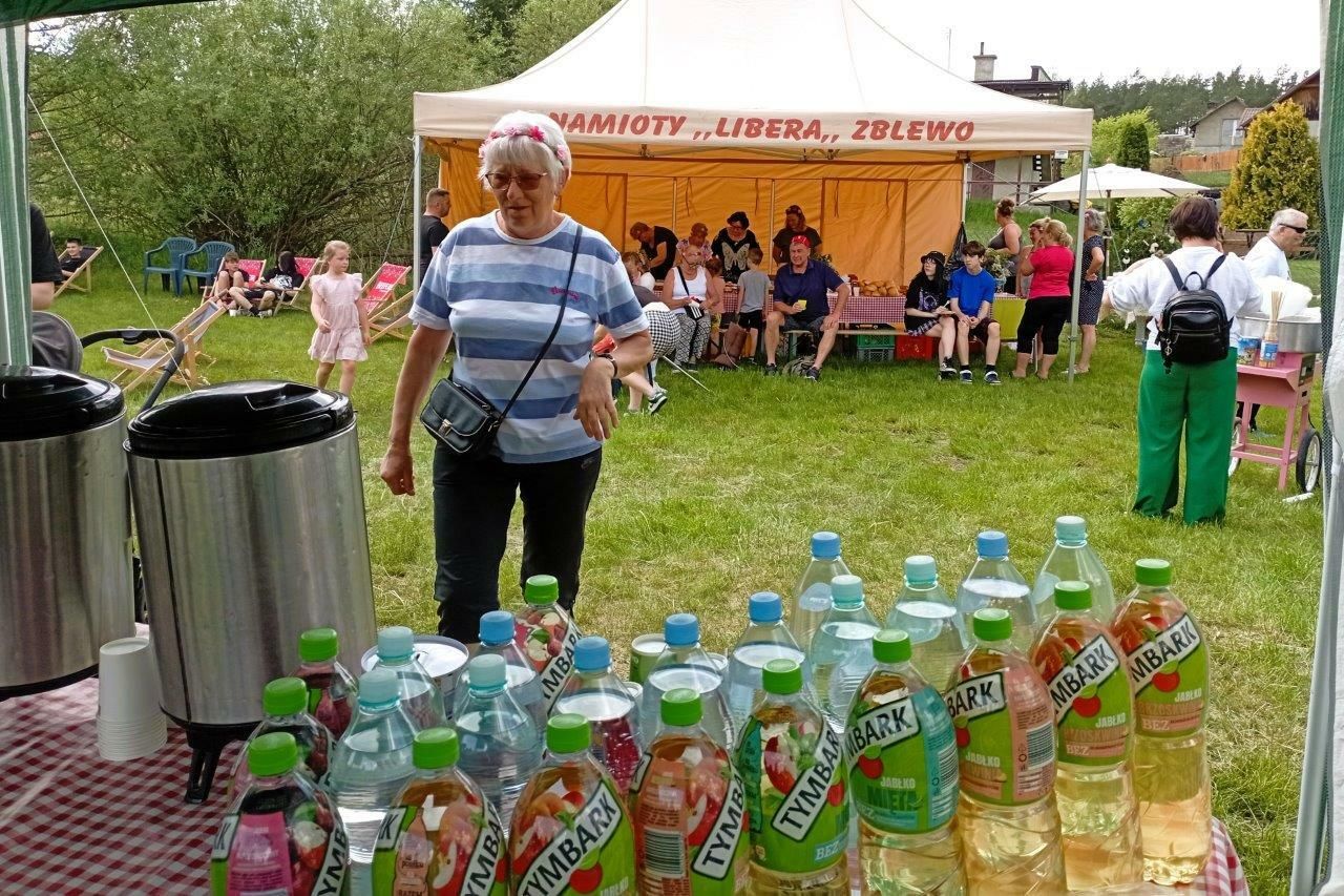 grupa ludzi bawiacych sie na festynie w cisie