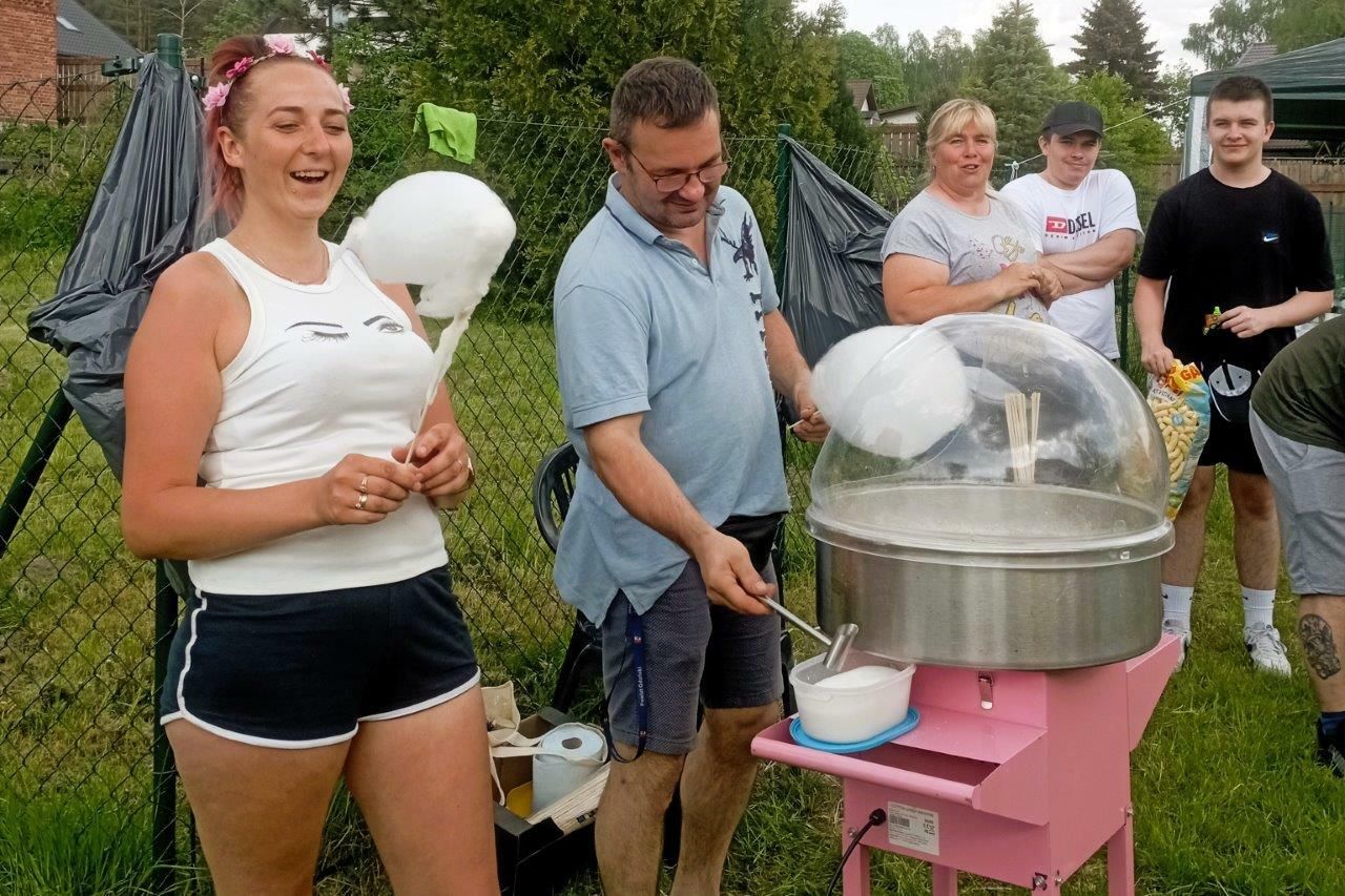 grupa ludzi bawiacych sie na festynie w cisie