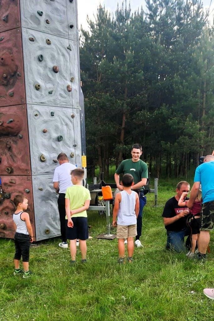 grupa ludzi bawiacych sie na festynie w cisie