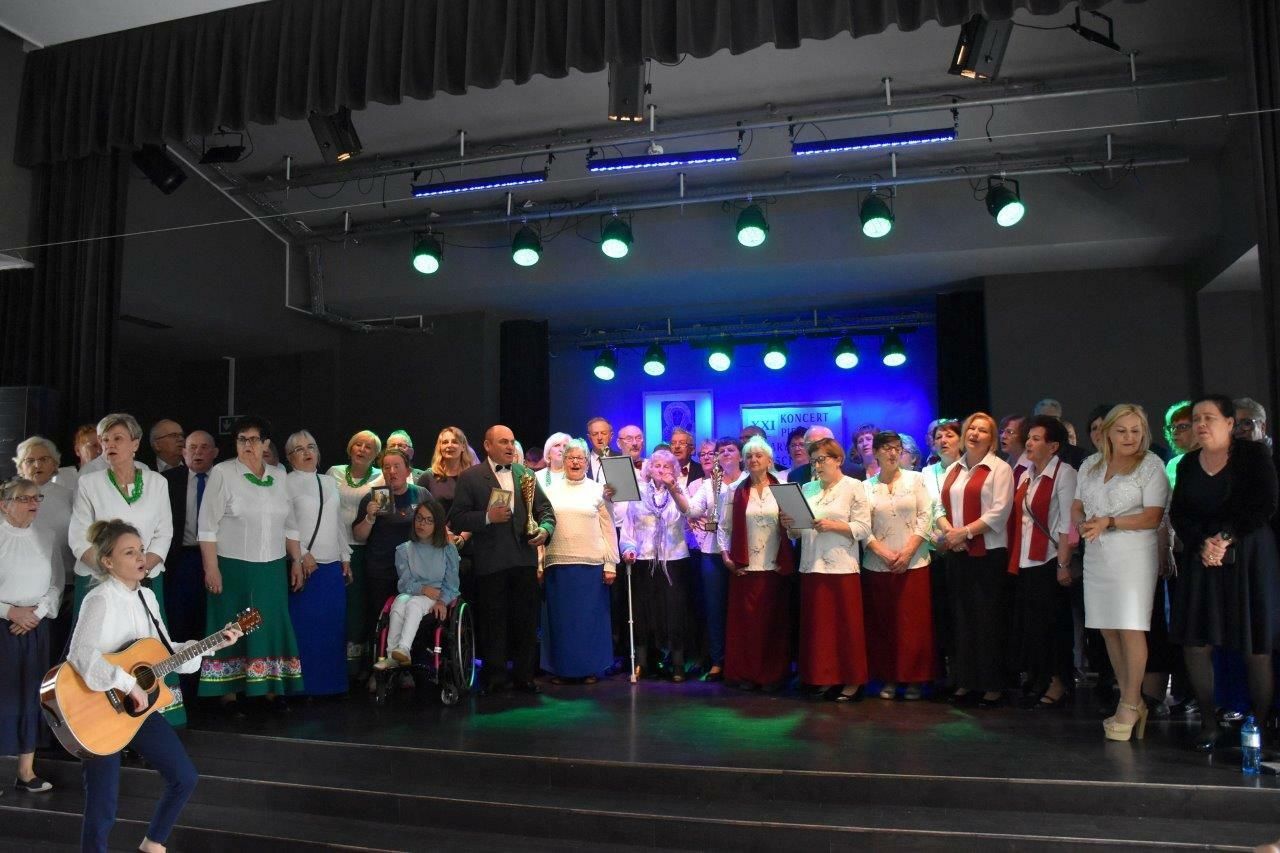 grupa chórzystów na scenie