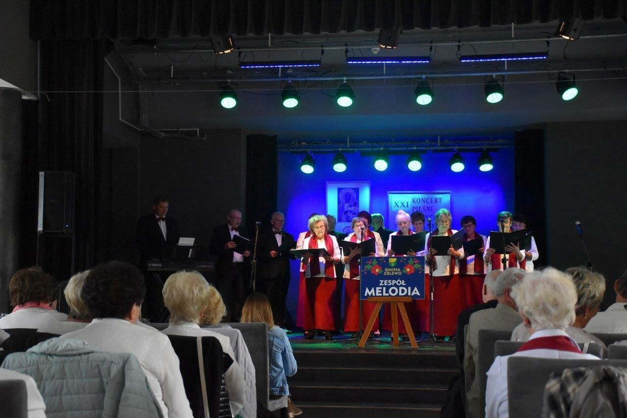 grupa chórzystów na scenie