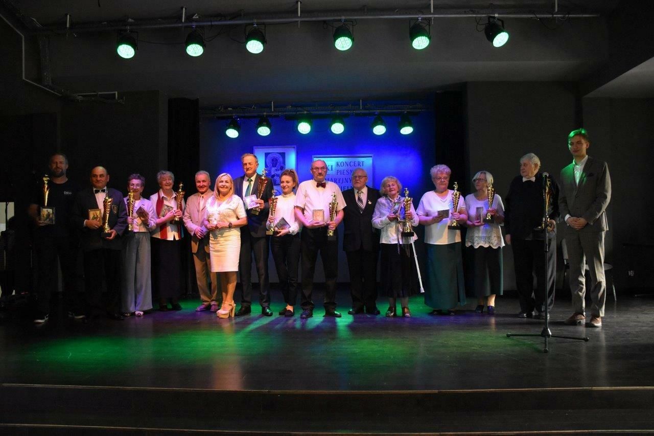 grupa chórzystów na scenie