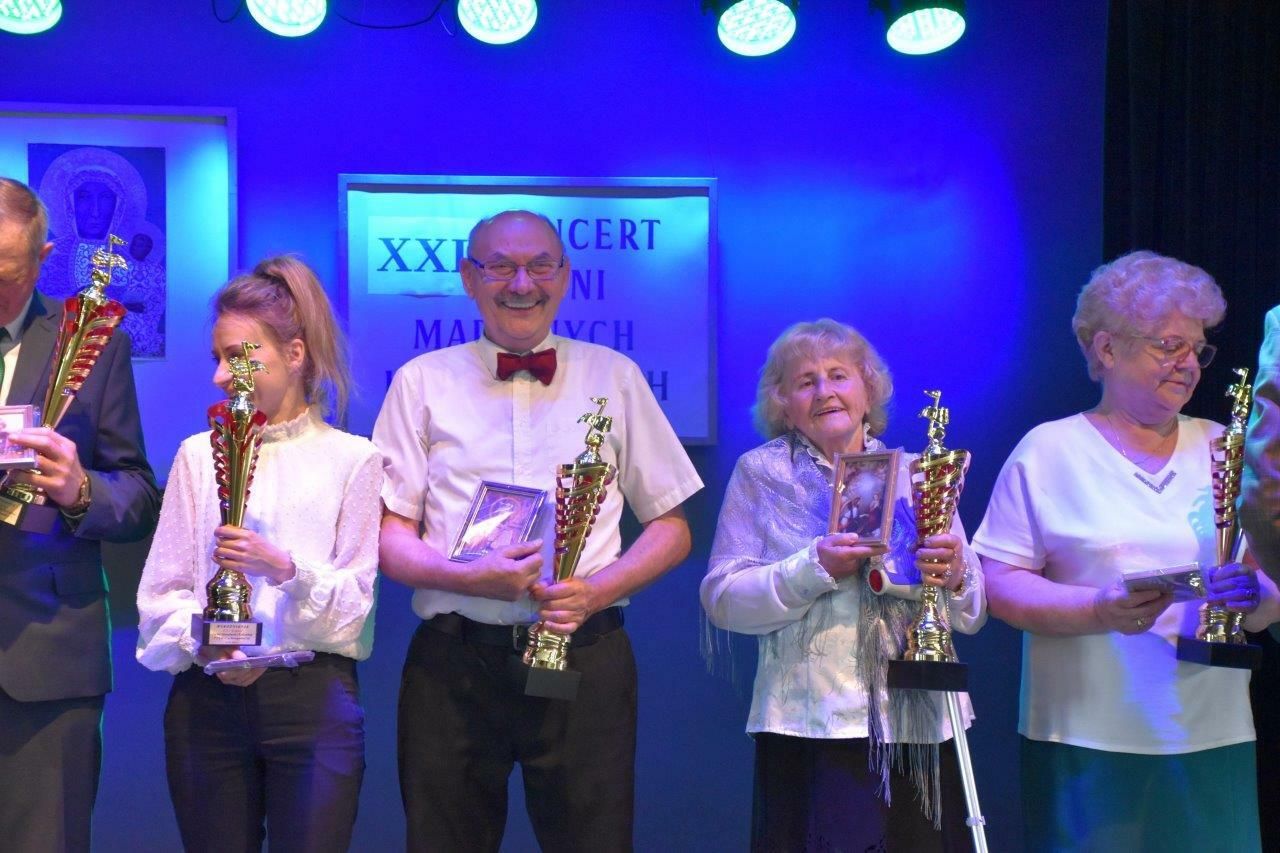 grupa chórzystów na scenie
