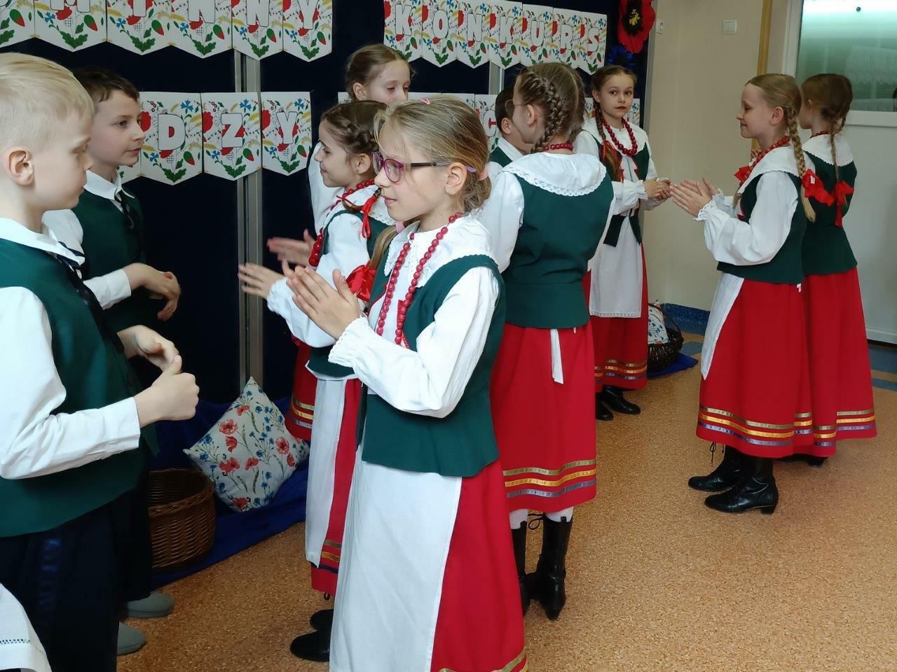 grupa uczestników konkursu kociewska biesiada