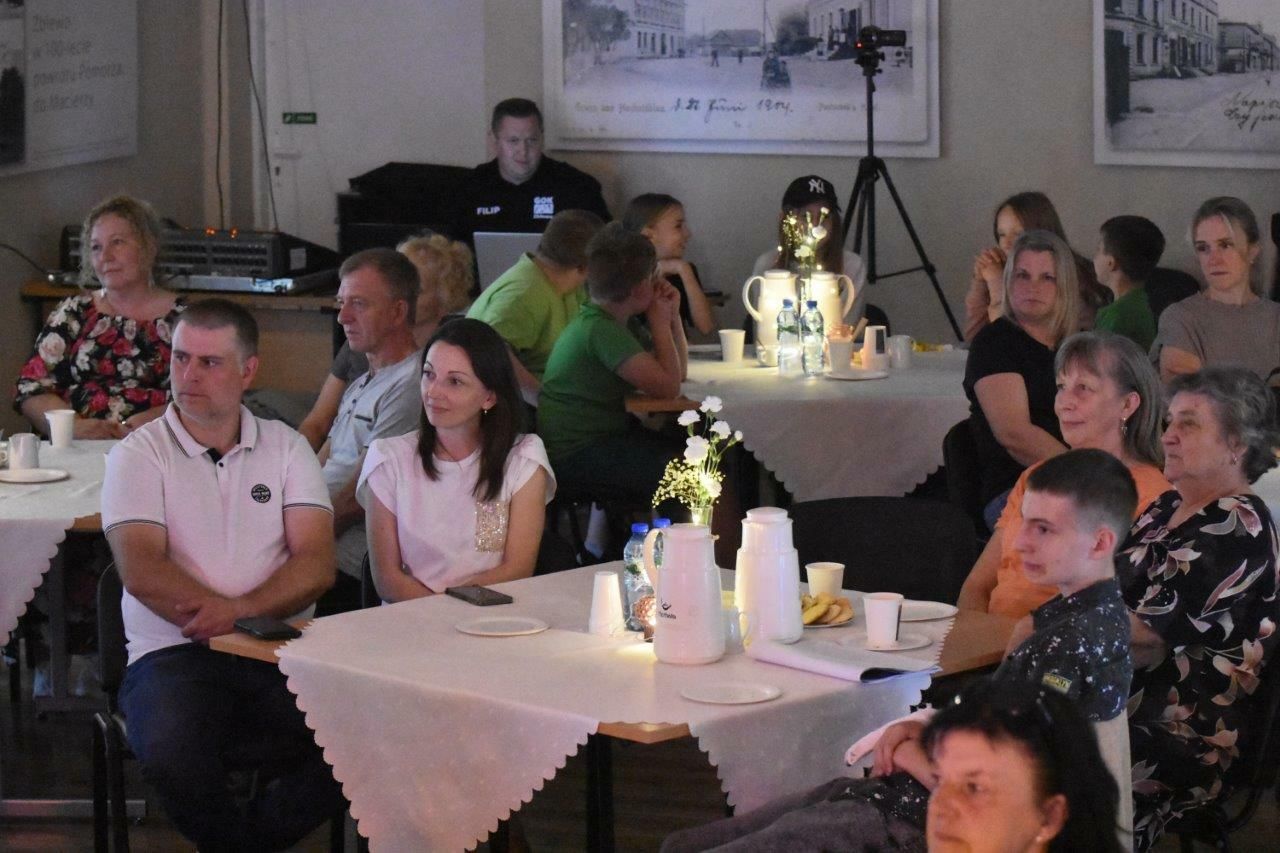 grupa artystów wykonawców koncertu z okazji dnia matki