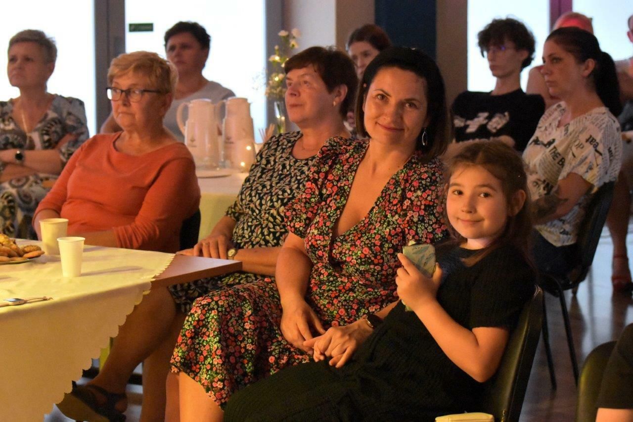 grupa artystów wykonawców koncertu z okazji dnia matki